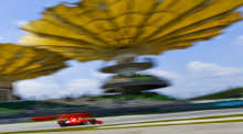 Sebastian Vettel hat das Rennen in Malaysia schon dreimal gewonnen. Allerdings mit Red Bull. Obwohl der Ferrari-Pilot in Sepang in der Qualifikation auftrumpfte, ist fraglich, ob er dem Mercedes-Duo beim Rennen in Sepang Paroli bieten kann. Foto: epa/Dieg