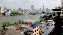 Blick von der Che-Chin-Khor-Pagode auf die Ostseite des Chao Phraya auf Höhe des Chao-Zhou-Shi-Kong-Schreins (linker Bildrand), einer der ältesten und angesehensten chinesischen Schreine in Bangkok. Fotos: lwb
