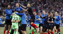 Kroatiens Spieler feiern nach dem Fußball-WM-Achtelfinale 2018 zwischen Kroatien und Dänemark in Nischni Nowgorod. Foto: epa/Etienne Laurent