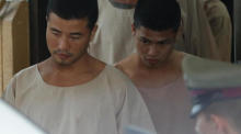Zaw Lin (l.) und Wai Phyo (r.) werden von Sicherheitskräften zurück in die Zelle geführt, nachdem der Oberste Gerichtshof am Donnerstag die Todesstrafe über die beiden Männer bestätigt hat. Foto: epa/Rungroj Yongrit