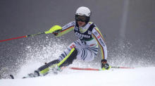 Lena Dürr aus Deutschland räumt ein Tor während des ersten Laufs des Damen-Slalomrennens beim FIS Alpinen Ski-Weltcup ab. Foto: epa/Antonio Bat