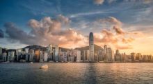 Die Skyline der Stadt Hongkong bei Sonnenuntergang mit Blick vom Hafen Premium. Foto: Freepik/Nuttawutnuy