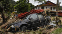Ein beschädigter Wagen ist nach der Überschwemmung am Vortag in Kuala Langa zu sehen. Foto: epa/Fazry Ismail