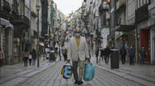 In Porto, Nordportugal, trägt ein Mann bei einem Spaziergang eine Schutzmaske. Foto: epa/Jose Coelho