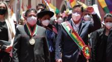 Der Bolivianische Präsident Luis Arce (R) und Vizepräsident David Choquehuanca (C) spazieren nach der Investiturzeremonie in La Paz. Foto: epa/Martin Alipaz