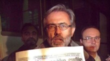 Slawko Curuvija, der Eigentümer und Chefredakteur der unabhängigen Nachrichten "Dnevni Telegraf" (Daily Telegraph), hält das verbleibende Exemplar seiner Zeitung in Belgrad. Archivfoto: epa/Sasa Stankovic