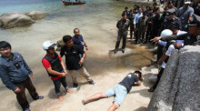 Tatort Koh Tao Sairee Beach: Zaw Lin und Win Zaw Htun mussten Anfang Oktober ihren angeblichen Doppelmord nachstellen. Der Mord und die Vergewaltigung zweier Touristen geschahen am 16. September.