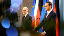 Bundeskanzler Olaf Scholz (l, SPD) und Mateusz Jakub Morawiecki, Ministerpräsident von Polen, geben nach einem gemeinsamen Gespräch eine Pressekonferenz. Foto: Kay Nietfeld/dpa