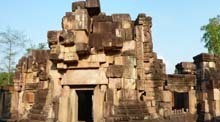 Die Provinz Surin beherbergt viele alte Khmer-Bauwerke. Doch wer genug Mut hat, kann einen spannenden Ausflug zu den alten Ruinen von Prasat Tamuen Toch wagen, einem alten Khmer-Tempel im Grenzgebiet zwischen Thailand und Kambod scha, um den es immer wied