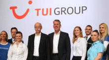 Der Vorstandsvorsitzende des deutschen TUI Konzerns, Friedrich Joussen (5-R) und der TUI Aufsichtsratsvorsitzende Dieter Zetsche (4-L), vor der Hauptversammlung des TUI Konzerns in Hannover. Foto: epa/Focke Strangmann