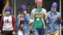 Kambodschanische Textilarbeiterinnen verlassen eine Fabrik am Stadtrand von Phnom Penh. Der Coronavirus-Ausbruch kostet hunderttausende Näherinnen in Südostasien den Job. Foto: epa/Mak Remissa