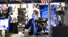 Ein Trader arbeitet auf dem Parkett der New York Stock Exchange in New York. Foto: epa/Justin Lane
