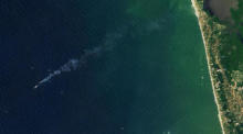 Eine von der National Aeronautics and Space Administration (NASA) zur Verfügung gestellte Handout-Satellitenaufnahme zeigt Rauch, der aus einem havarierten Frachtschiff (L) an der Küste Sri Lankas strömt. Foto: epa/Nasa Handout