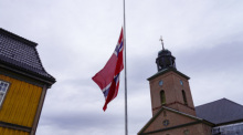 Eine Fahne weht auf Halbmast. Nach der Gewalttat mit fünf Toten und zwei Verletzten in der norwegischen Kleinstadt Kongsberg geht die Polizei inzwischen von einem terroristischen Hintergrund aus. Foto: Terje Bendiksby