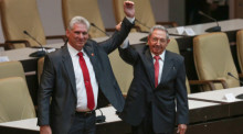 Erster Sekretär der kubanischen Kommunistischen Partei und ehemaliger Präsident Raul Castro (R) neben dem neuen Präsidenten Miguel Diaz-Canel (L). Foto: epa/Adalberto Roque / POOL