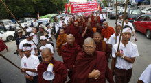 In den vergangenen Wochen gingen in Yangon immer wieder hunderte Buddhisten und Zivilisten auf die Straße, um dagegen zu protestieren, dass Myanmar wegen der jüngsten Rohingya-Flüchtlingskrise in Südostasien am Pranger steht. Foto: epa/Lynn Bobo
