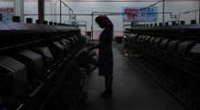 Eine Frau aus Nordkorea arbeitet in einer Seidenfabrik in Pjöngjang. Symbolfoto: epa/HOW HWEE YOUNG