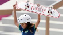 Brasilianerin Rayssa Leal in Aktion während des Skateboarding Women's Street-Finales bei den Olympischen Spielen 2020 in Tokio. Foto: epa/Jiji Press