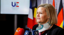 Die deutsche Innenministerin Nancy Faeser spricht im Vorfeld eines informellen Treffens der europäischen Innenminister in Lille an der Türschwelle. Foto: epa/Stephanie Lecocq