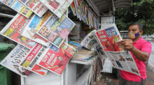 Ein Zeitungsleser liest Berichte über die Parlamentswahlen in Colombo, Sri Lanka. Foto epa/ CHAMILA KARUNARATHNE