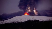 Eine dichte Aschewolke steigt aus dem isländischen Vulkan Eyjafjallajokull auf. Die Aschewolke legte tagelang den Flugverkehr lahm. Dann schoss etwas ganz anderes als Asche in die Höhe: die Zahl der Island-Touristen. Foto: picture alliance/dpa