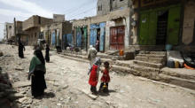 Jemenitische Vertriebene gehen durch eine Straße in Sanaa. Foto: epa/Yahya Arhab
