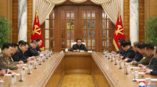 Der nordkoreanische Oberste Führer Kim Jong-un führt den Vorsitz bei der 5. Sitzung des Politbüros des 8. Zentralkomitees der Arbeiterpartei Koreas (WPK) im Bürogebäude des Zentralkomitees der Partei in Pjöngjang. Foto: epa/Kcna