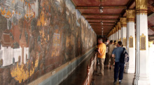 Um in früheren Jahrhunderten auch jenen Menschen das Nationalepos nahezubringen, die nicht lesen konnten, wurde es im Grand Palace an die Wände der Wandelhalle gemalt. 