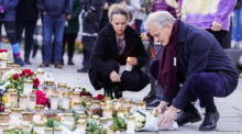 Jonas Gahr Støre (r), Ministerpräsident von Norwegen, legt bei seinem Besuch in Kongsberg Blumen für die Opfer eines Attentats nieder und zündet Kerzen an. Am 13.10.2021 hatte hier ein Mann mit Pfeil und Bogen und anderen... Foto: Terje Bendiksby