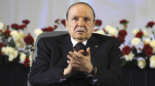 Auf diesem Archivbild vom 28. April 2014 applaudiert der algerische Präsident Abdelaziz Bouteflika, der in einem Rollstuhl sitzt, nach seiner Vereidigung als Präsident in Algier. Foto: Sidali Djarboub/Ap/dpa