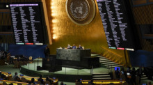 Mitglieder der Vereinten Nationen stimmen während einer Dringlichkeitssitzung der Generalversammlung im Hauptquartier der Vereinten Nationen über eine Resolution zum Konflikt in der Ukraine ab. Foto: Seth Wenig