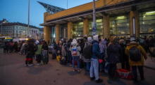 Die aus der Ukraine ankommenden Flüchtlinge warten am Nyugati-Bahnhof in Budapest auf Busse. Foto: epa/Zoltan Balogh