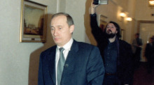 Wladimir Putin (l), Präsident von Russland, wird von Filmemacher Vitaly Manskys (r) im ersten Jahr seiner Präsidentschaft gefilmt, zu sehen in der Dokumentation «Putins Zeugen». Foto: Juri Feklistow/Zdf/Arte/dpa