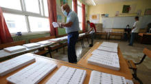 In einem Wahllokal in Algier hebt ein Mann einen Stimmzettel auf, während er sich auf die Stimmabgabe während der Parlamentswahl vorbereitet. Foto: epa/Stringer