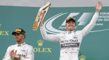 Nico Rosbergs (r.) Formhoch setzt Formel-1-Spitzenreiter Lewis Hamilton (l.) vor seinem Heimrennen unter Druck. Weitere Erfolge gönnt der Titelverteidiger seinem Mercedes-Kollegen nicht. Foto: epa/Valdrin Xhemaj