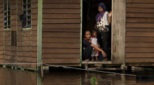 Eine Familie, die in ihrem Haus in Pahang festsitzt. Foto: epa/Str