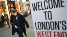 Ein Kunde trägt eine Maske in London. Foto: epa/Neil Hall