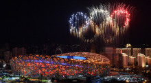 Eröffnungsfeier im Olympiastadion «Vogelnest». Ein Feuerwerk in Form der Olympischen Ringe erhellt den Abend über dem Stadion. Die Olympischen Winterspiele in Peking finden vom 04.-20.02.2022 statt. Foto: Li Xin/Xinhua/dpa