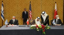 Israels Delegation unterzeichnet Abkommen mit bahrainischen Beamten in Manama. Foto: epa/Ronen Zvulun