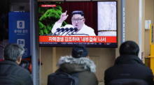 Leute verfolgen die Nachrichten über den nordkoreanischen Führer Kim Jong-un und sein Moratorium für Atom- und Langstreckenraketentests. Foto: epa/Jeon Heon-kyun
