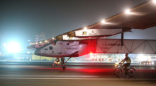  Die «Solar Impulse 2» bei der Landung in Abu Dhabi. Foto: epa/Stringer