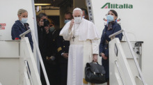 Papst Franziskus (M.) winkt auf dem Internationalen Flughafen Fiumicino Leonardo da Vinci seinen Anhängern zum Abschied, bevor die Maschine in den Irak besteigt. Foto: Gregorio Borgia/Ap/dpa