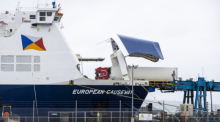 Ein Lastwagen wird im Hafen von Larne auf eine Fähre transportiert. Den Frieden in Nordirland wahren - das war die vielleicht schwierigste Aufgabe beim britischen EU-Austritt. Foto: Liam Mcburney/Pa Wire/dpa