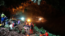 Aufnahme von der Rettungsaktion der Jugendlichen aus der überschwemmten Höhle Tham Luang Nang Non in der thailändischen Nordprovinz Chiang Rai am 25. Juni 2018. Foto: epa/Chaichan Chaimun