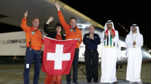  Die Schweizer Piloten und Abenteurer Bertrand Piccard (l.) und Andre Borschberg (3. v. l.) nach ihrer Landung in Abu Dhabi. Foto: epa/Peter Klaunzer