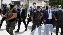 Der tunesische Präsident Kais Saied (C) geht geschützt von Sicherheitskräften über die zentrale Habib-Bourguiba-Allee in Tunis. Foto: epa/Mohamed Messara