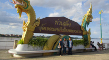 Jen, Som und Men vor der Naga-Statue am Mekong.