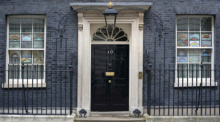 Eingangstüre zum Regierungssitz des amtierenden Premierministers in der Downing Street 10 in London. Foto: epa/Will Oliver