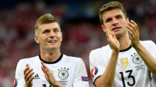 Toni Kroos (l.) and Thomas Müller (r.) nach dem Spiel gegen Polen. Foto: epa/Filip Singer