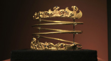 Ein Werk aus einem etwa 2000 Jahre alten Goldschatzes liegt bei der Ausstellung «Die Krim - Gold und Geheimnisse des Schwarzen Meeres» im historischen Museum Allard Pierson in Amsterdam. Foto: Peter Dejong/Ap/dp